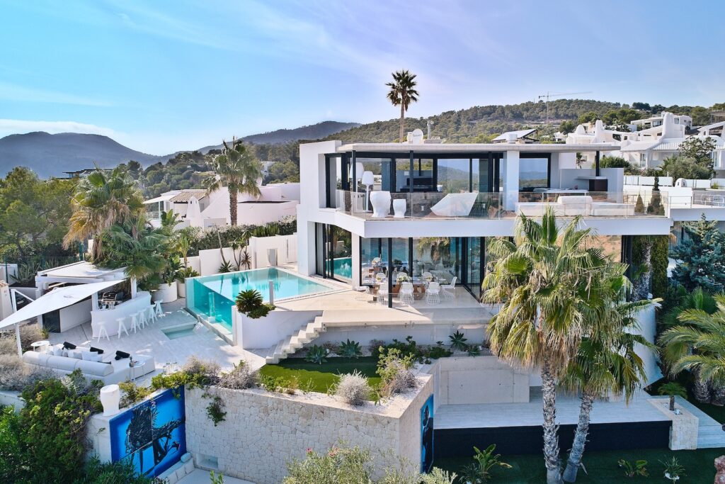 Villa Ibiza with sea views, private pool, and jacuzzi in Vista Alegre